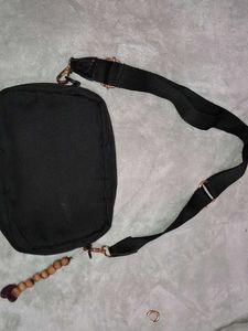 black sling bag with red strip🌸🌸