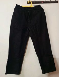 Black Mom-Fit Jeans  🖤