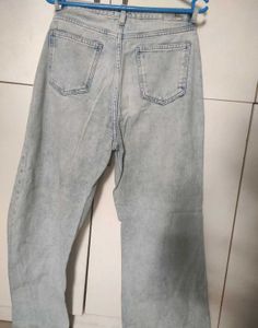 Light Wash Ripped Jeans