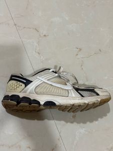NIKE Vomero Zoom 5 Off White