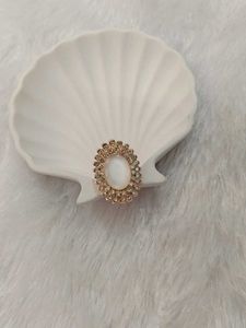 Elegant Oval Stone Brooch with Rhinestones