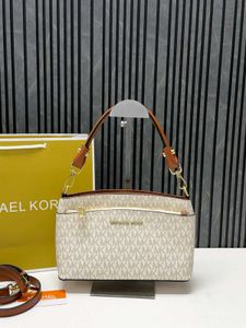 Micheal kors slingbags