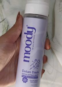 Moody Detan Dash Exfoliating Mist