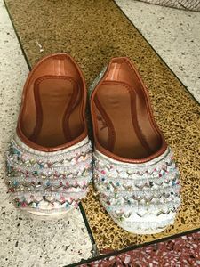 Beautiful Embellished punjabi Jutti