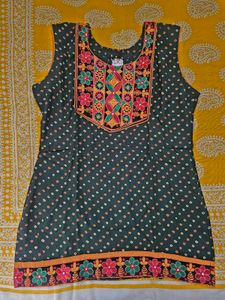Green Bandhani Print Sleeveless Kurta