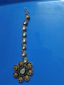 Elegant Kundan Maang Tikka