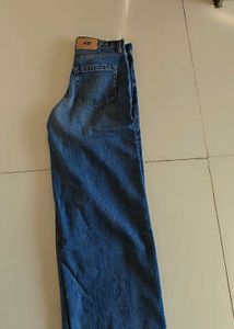 Stylish Wide-Leg Jeans with Ripped Detail