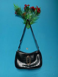 BLACK SLING BAG🌺