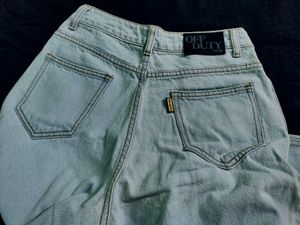 snatched Distressed Light Wash Jeans