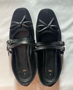 Chic Black Ballet Flats with Bow Detail