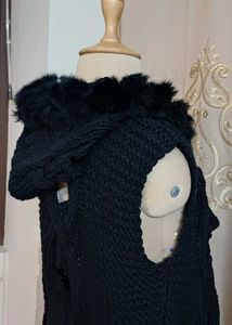 Deal jeans Black Knit shrug with fur pom-pom
