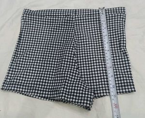 Black &amp;28,30 size 🔥White Gingham Shorts