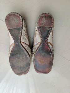 Off white Women Jutti