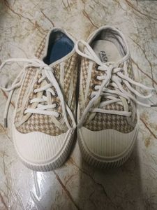 Houndstooth Print Lace-Up Sneakers