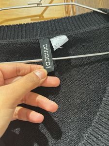 Black V-Neck Cropped Sweater