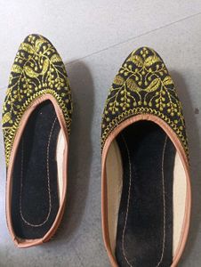 Embroidered Jutti Flats