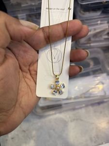 Delicate Flower Pendant Necklace