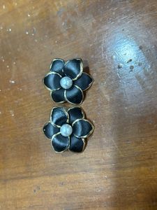 Chic Black Flower Pearl Earrings
