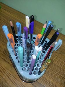 Stylish Triangular Pen Organizer