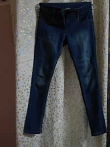 Max Jeans Size 28.