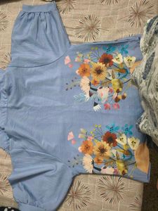 Chic Blue Floral Print Button-Up Shirt in xl size