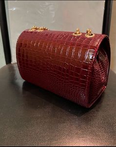 🐙Burgundy Croc-Embossed Chain Bag