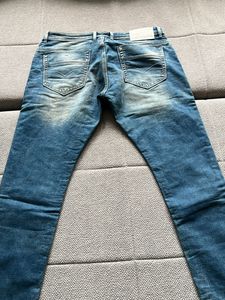 Men's Blue Wash Distressed Denim Jeans