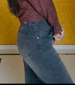 Levi’s Stylish Charcoal Grey Wide-Leg Jeans
