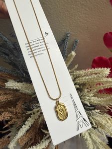 Anti tarnish Elegant Gold Tone Flower Pendant Neck