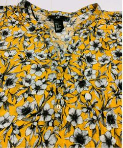 H&amp;M Yellow Floral Print V-Neck Excellent Top