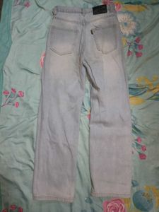 Light Wash Ripped Jeans