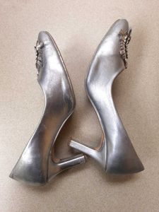 🔥LOWEST PRICE🔥 Stepping Embellished Heeled Pumps