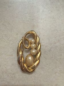Assorted Decorative Brooches &amp; Pin Set