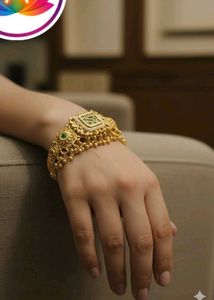 Exquisite Gold Bangle with Kundan Stones