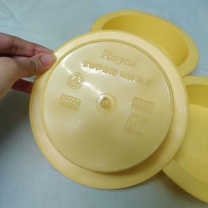 🆕 Set of Yellow Plastic Plates