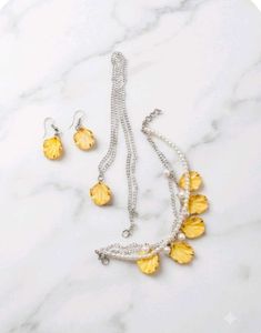 Unique Yellow Petal & Pearl Necklace & Earrings Se