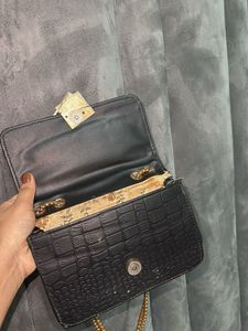 Chic Black Croc Embossed Chain Bag