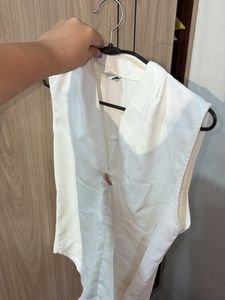 Chic White Sleeveless Blouse