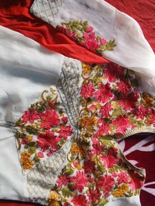 Elegant White Kurta Set with Floral Embroidery