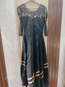 elegant black gown size m , wedding wear