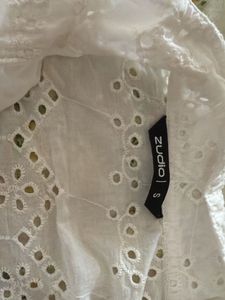Chic White Broderie Anglaise Crop Top