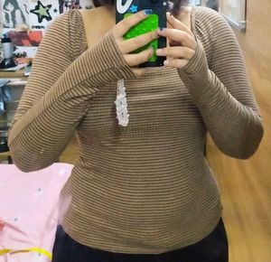 🍪Cute. beigh long sleeves top