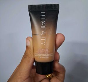 HUDA BEAUTY Faux Filter Foundation