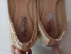 UNUSED Elegant Embellished Juttis