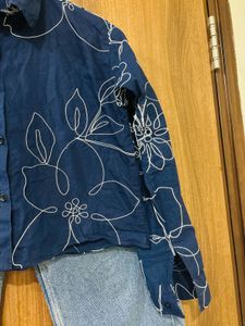 navy floral shirt with denim jeans