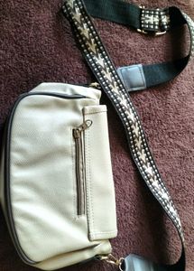 Chic crossbody bag with patterned strap