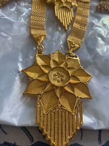 Stunning Gold-Tone Necklace & Earring Set
