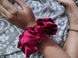 Elegant Pearl Embellished 2 Scrunchies