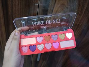 concealer and eyeshadow pallete combo