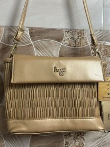 Gold Woven Crossbody Bag thoda damage hai photos m